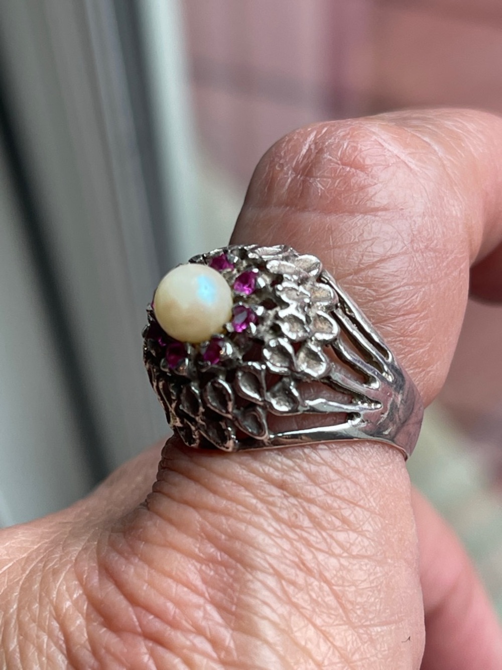 925 Domed Ring with pink gems surrounding a faux pearl - size 7.5